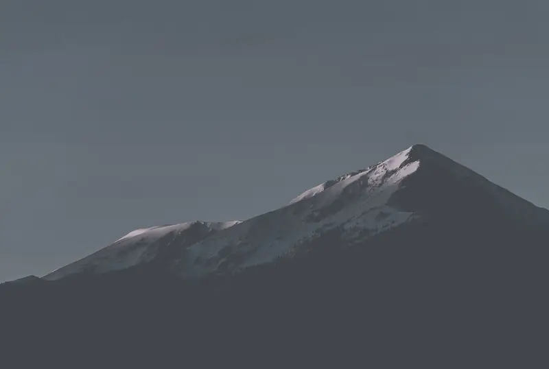 Foto de montanha antes da edição: plana e sem cor