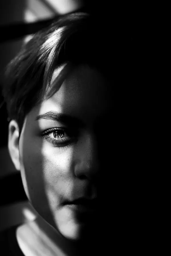 Retrato em preto e branco com faixa de luz