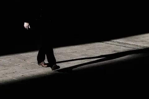 Rua com luz e sombra marcadas