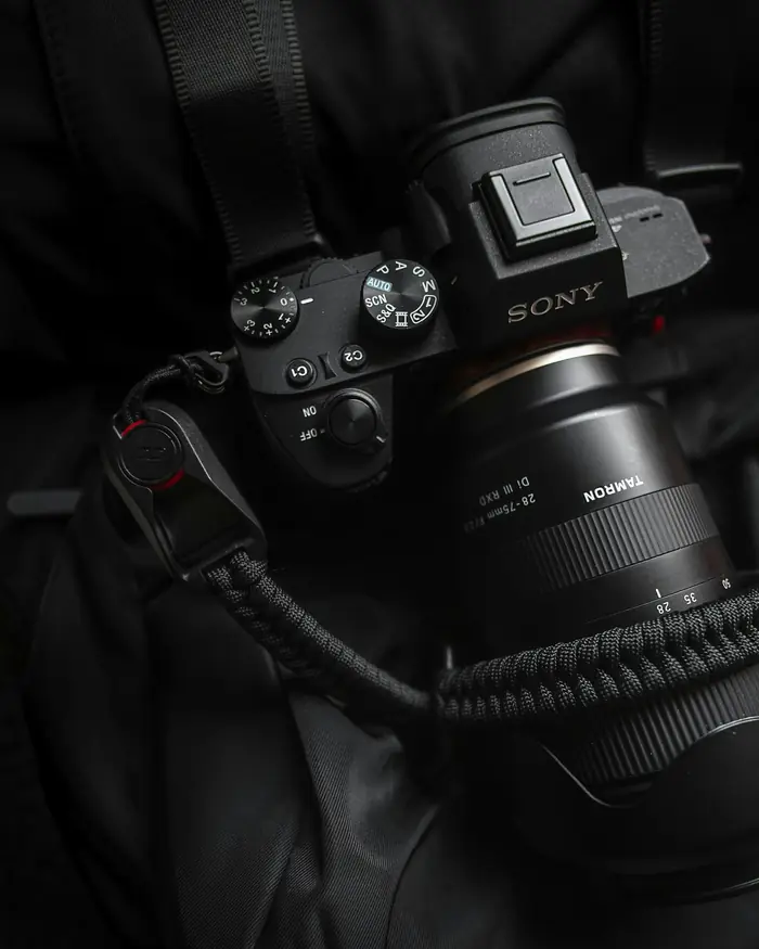 Câmera Sony Alpha preta com alça